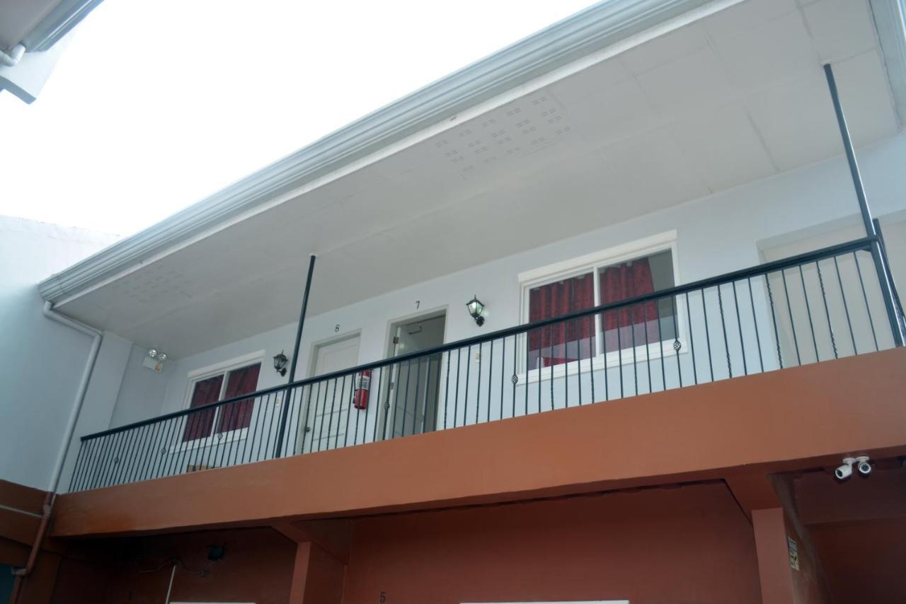Ashley And Bill'S Suites 'N Garden Hotel And Vacation Homes Carcar Exterior foto